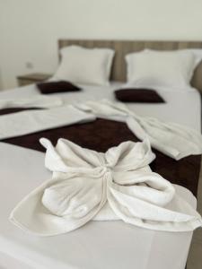 コスティネシュティにあるCamere de închiriat Marcosのベッド2台(白いシーツ、弓付)