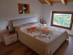 1 dormitorio con cama y ventana en Lanovella, en Cava deʼ Tirreni