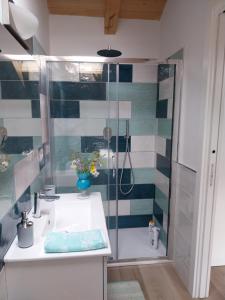 La salle de bains est pourvue d'une douche et d'un lavabo. dans l'établissement Lanovella, à Cava deʼ Tirreni