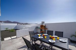 einen Esstisch auf einer Terrasse mit Blick auf die Wüste in der Unterkunft Ereza Villas Salitre in Puerto Calero