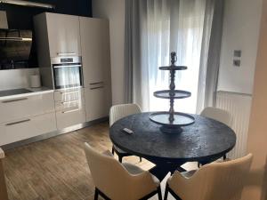 une cuisine avec une table et des chaises dans une pièce dans l'établissement Rotonda City Center, à Thessalonique