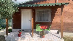 un patio con mesa y sillas frente a una casa en Shtepi pushimi Ajla, en Borsh