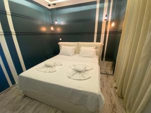 une chambre avec un lit avec deux serviettes dessus dans l'établissement Rotonda City Center, à Thessalonique