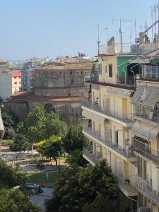 une vue d'une ville depuis un bâtiment dans l'établissement Rotonda City Center, à Thessalonique