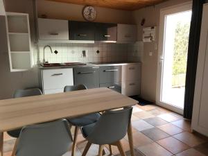 een keuken met een houten tafel en stoelen bij La Rabasse de Gallinette in Aups