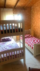 een slaapkamer met 2 stapelbedden in een kamer bij Shtepi pushimi Ajla in Borsh