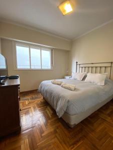 1 dormitorio con 1 cama grande y suelo de madera en AZCUENAGAHOME Luminoso y elegante piso alto de 45m2 , con la mejor UBICACIÓN, Nuestros huéspedes nos avalan con sus comentarios, BILINGUAL STAFF en Buenos Aires