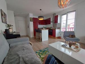ein Wohnzimmer mit Couch und Tisch in der Unterkunft charmant appartement in Larressore