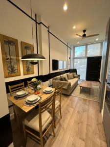 a dining room and living room with a table and chairs at APARTAMENTOS ALCALA in Madrid