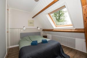 Un dormitorio con una cama con toallas azules. en Hoeve Suydeinde, en Aarlanderveen