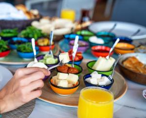 una mesa cubierta con platos de comida y utensilios en Sheraton Grand Adana en Adana