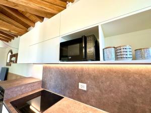 a microwave oven on a shelf in a kitchen at Villa Azzurra in Monte Petrosu