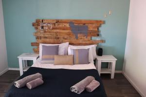 1 dormitorio con 1 cama con 2 toallas en Betta Camp, en Maltahöhe