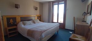 a bedroom with a bed and a window at Le Llaret in Les Angles