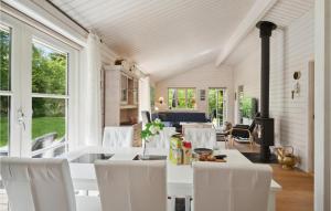 - un salon avec des chaises blanches et une table dans l'établissement Stunning Home In Nykbing Sj With Sauna, à Nykøbing Sjælland