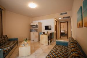 Телевизор и/или развлекательный центр в Molos Bay Hotel