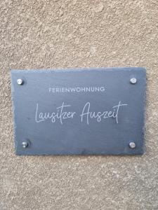 een bord aan de zijkant van een gebouw bij Lausitzer Auszeit in Laubusch