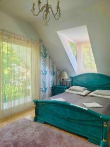 的住宿－Nádasdy Apartman，一间卧室设有一张绿色的床和一个窗户。