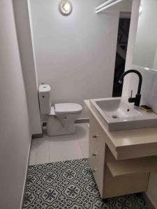 的住宿－Nádasdy Apartman，白色的浴室设有卫生间和水槽。