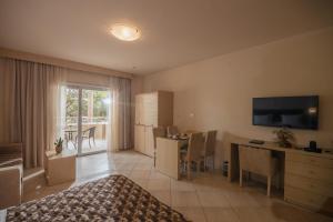 Телевизор и/или развлекательный центр в Molos Bay Hotel