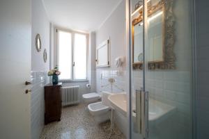 Koupelna v ubytování Cascina Baronina