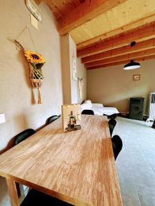 a conference room with a wooden table and chairs at Casa David in Santa Liña