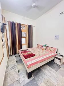 ein Schlafzimmer mit einem großen Bett in einem Zimmer in der Unterkunft Namaste Amritsar Homestay in Amritsar