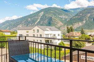 a balcony with a view of a mountain at Villa mitoyenne proche des bains in Saillon