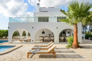 una villa con piscina e palma di Villa Maria - Luxury Getaway a Ses Paisses