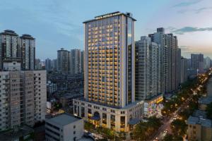 een hoog gebouw met een bord erop in een stad bij Delta Hotels by Marriott Xi'an in Xi'an