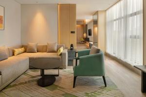 西安的住宿－西安德尔塔酒店，客厅配有沙发和椅子