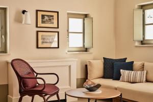 un soggiorno con divano e tavolo di Cosme, a Luxury Collection Resort, Paros a Naoussa