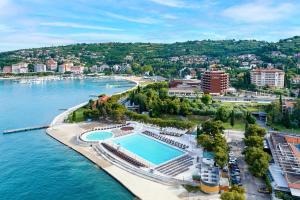 una vista aérea de una ciudad y un cuerpo de agua en Remisens BEL MORETTO - Hotel Metropol Annexe en Portorož