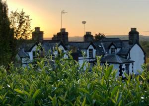 eine Gruppe von Häusern im Sonnenuntergang in der Unterkunft Bron-Y-Graig in Corwen