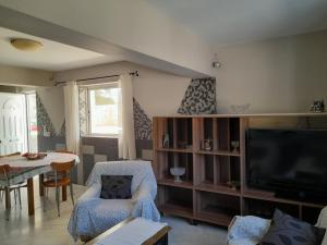 TV a/nebo společenská místnost v ubytování Maria’s House Kineta