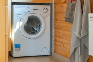 uma máquina de lavar e secar roupa numa lavandaria em Bella Mura Nature Chalet I27 em Podcetrtek