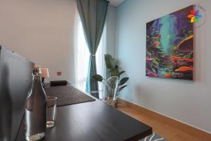uma cozinha com um balcão e uma pintura na parede em Private Studio in Bungalow by LilyandLoft em Subang Jaya