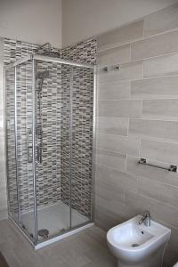 ein Bad mit einer Dusche, einem WC und einem Waschbecken in der Unterkunft Russo Apartment in Termoli