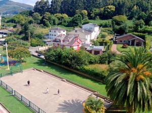 a group of people playing a game on a tennis court at Marusia in Viveiro