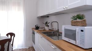 a kitchen with a sink and a microwave at Casa Busciana in Olmedo