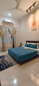 Un pat sau paturi într-o cameră la Sofea Hana Homestay, Pantai Balok, Kuantan