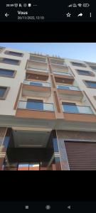 un grand immeuble d'appartements avec fenêtres dans l'établissement Appartement neuf, à Nador