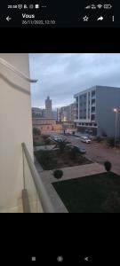 - une vue sur la ville depuis la fenêtre d'un bâtiment dans l'établissement Appartement neuf, à Nador