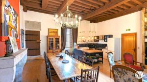 L'Auditoire Royal في شاتيلون سور سين: مطبخ وغرفة طعام مع طاولة خشبية كبيرة