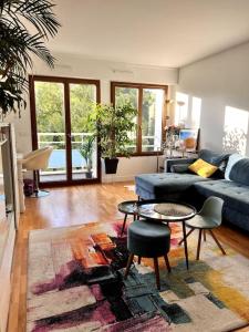 sala de estar con sofá azul y mesa en Apartment 2 bedroom with parking, pool and tennis, en Le Chesnay