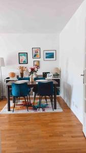 comedor con mesa y sillas azules en Apartment 2 bedroom with parking, pool and tennis, en Le Chesnay