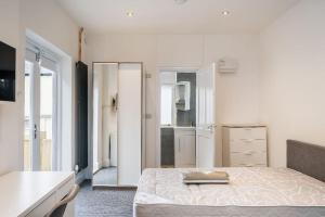 um quarto branco com uma cama e uma casa de banho em City Travellers Luxury 2 Beds Apt with Private Garden & Wi-Fi- 中国搬迁 em Leeds