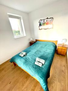 um quarto com uma cama com duas toalhas em Apartament Śródmieście Gdańsk em Gdansk