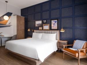 A bed or beds in a room at voco Fiorello - LaGuardia East, an IHG Hotel