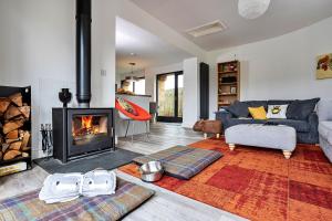 sala de estar con sofá y chimenea en Finest Retreats - Quarry Lodge, en Wigton